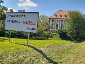 billboard-svaz-bio-vinaru-ministr-zbynek-stanjura-na-moravu-nejezdi_denik-galerie-450-2x.jpg